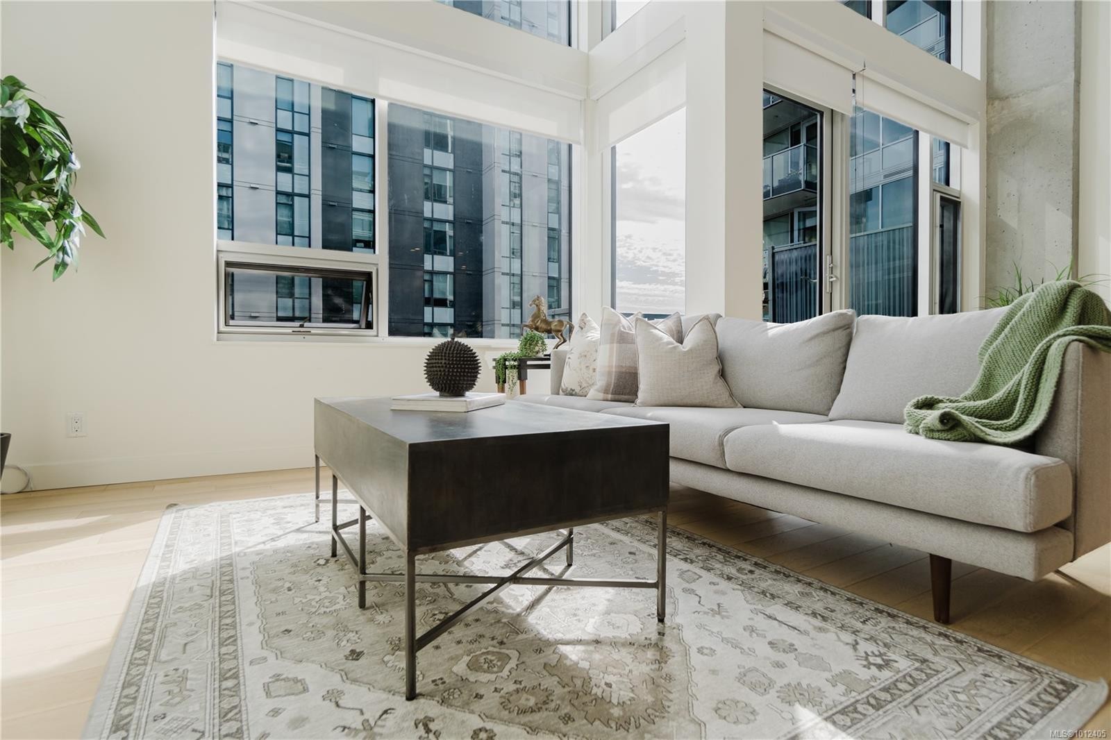 515-989 Johnson St, Victoria, BC - Indoor Photo Showing Living Room