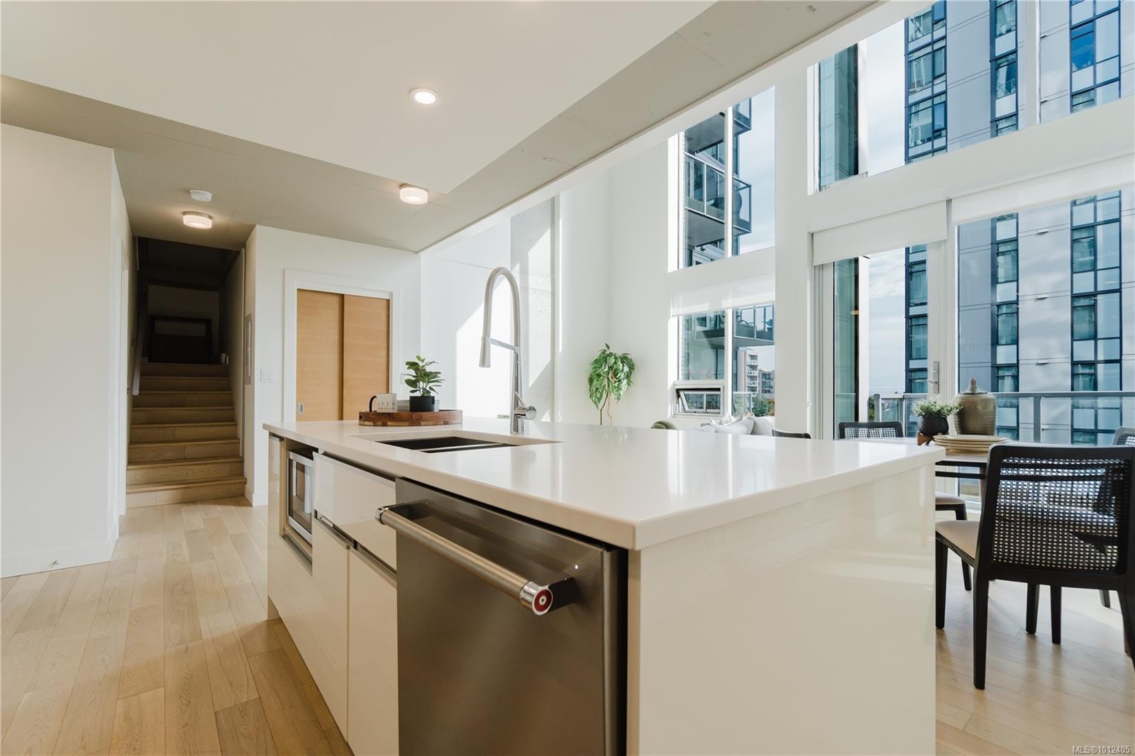 515-989 Johnson St, Victoria, BC - Indoor Photo Showing Kitchen With Upgraded Kitchen