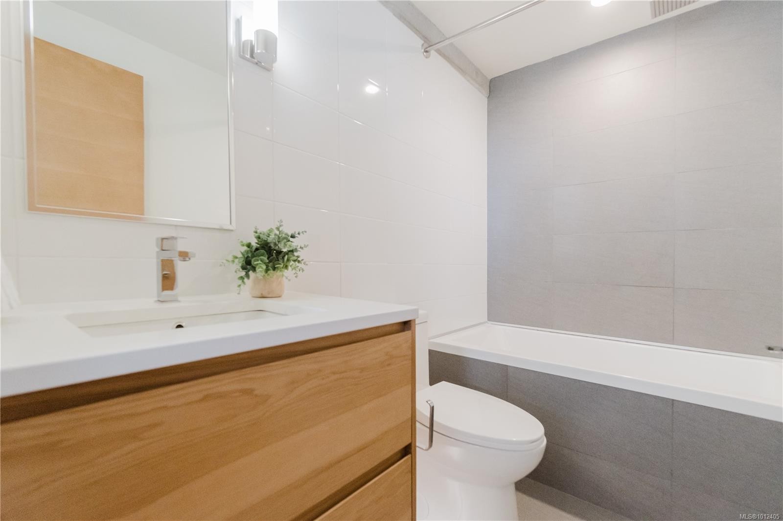 515-989 Johnson St, Victoria, BC - Indoor Photo Showing Bathroom