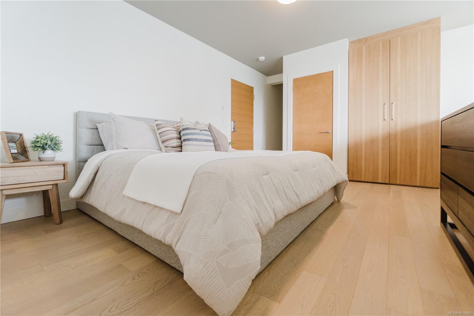 515-989 Johnson St, Victoria, BC - Indoor Photo Showing Bedroom