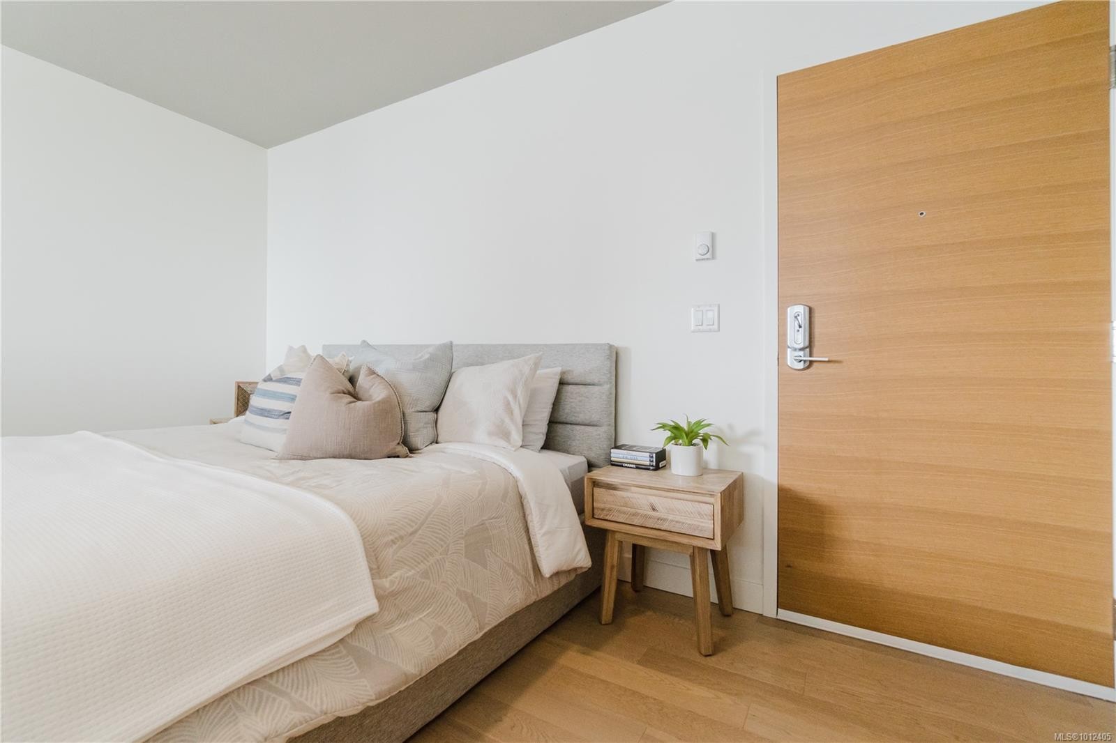 515-989 Johnson St, Victoria, BC - Indoor Photo Showing Bedroom