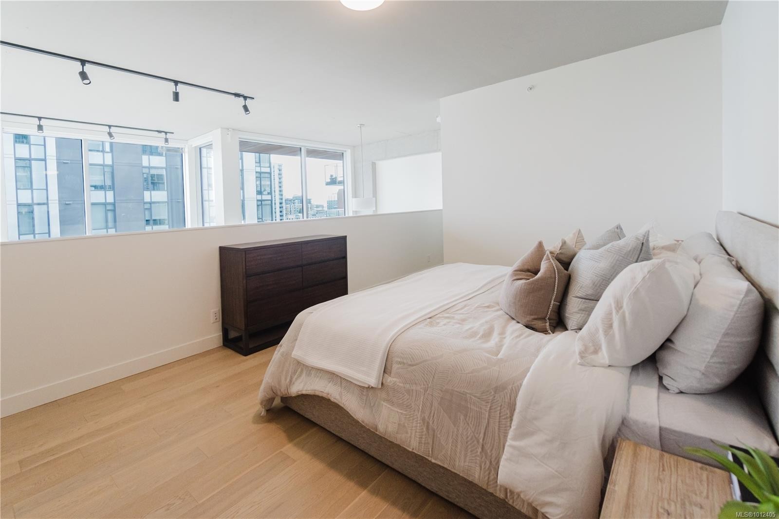 515-989 Johnson St, Victoria, BC - Indoor Photo Showing Bedroom