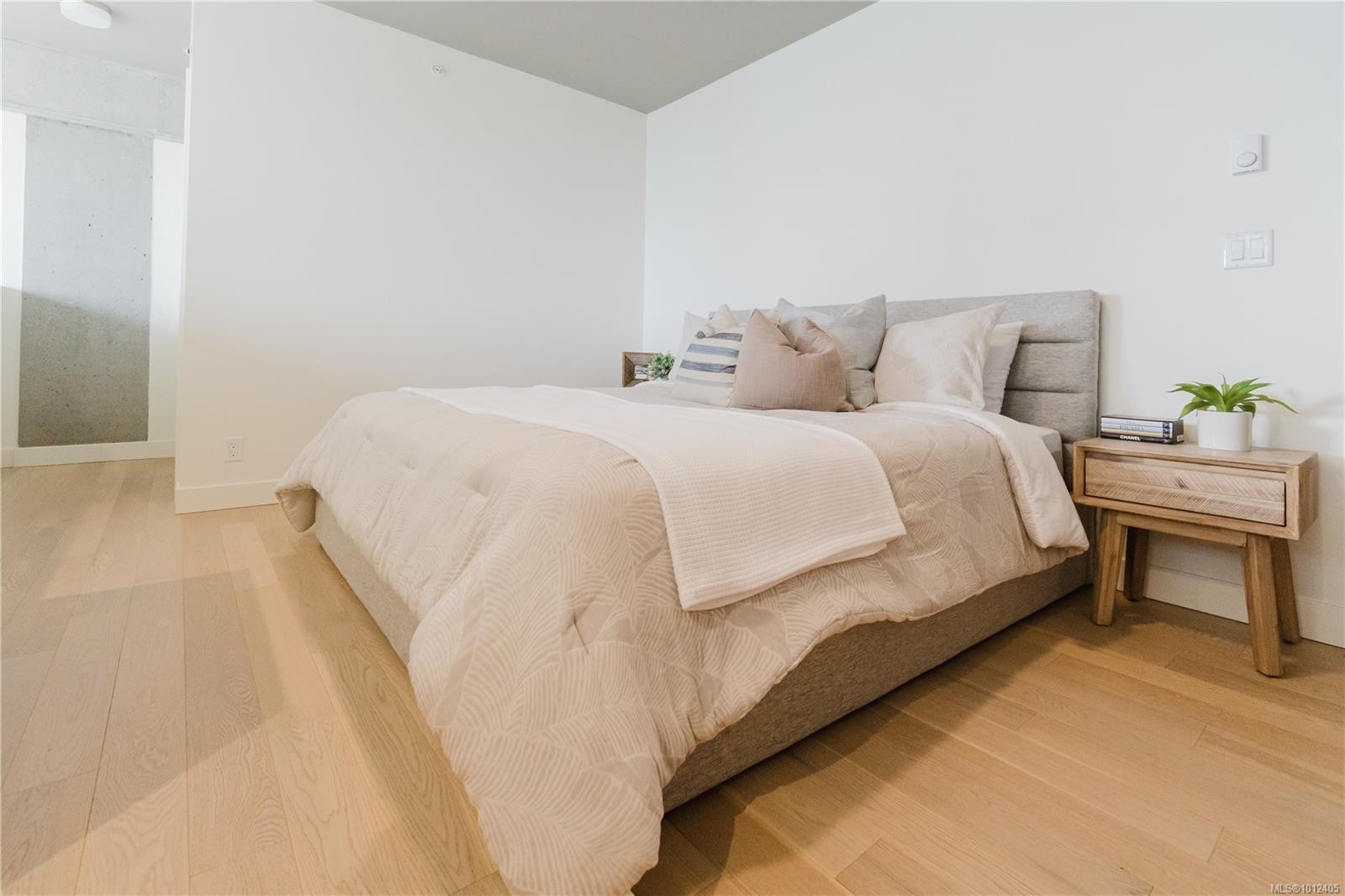 515-989 Johnson St, Victoria, BC - Indoor Photo Showing Bedroom