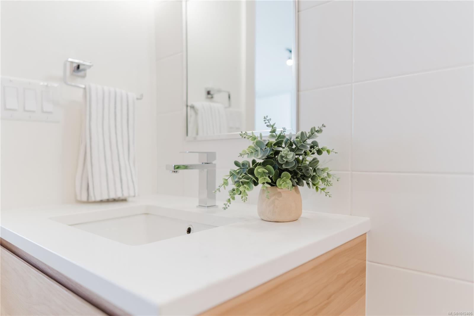 515-989 Johnson St, Victoria, BC - Indoor Photo Showing Bathroom