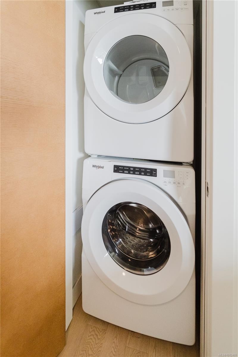 515-989 Johnson St, Victoria, BC - Indoor Photo Showing Laundry Room