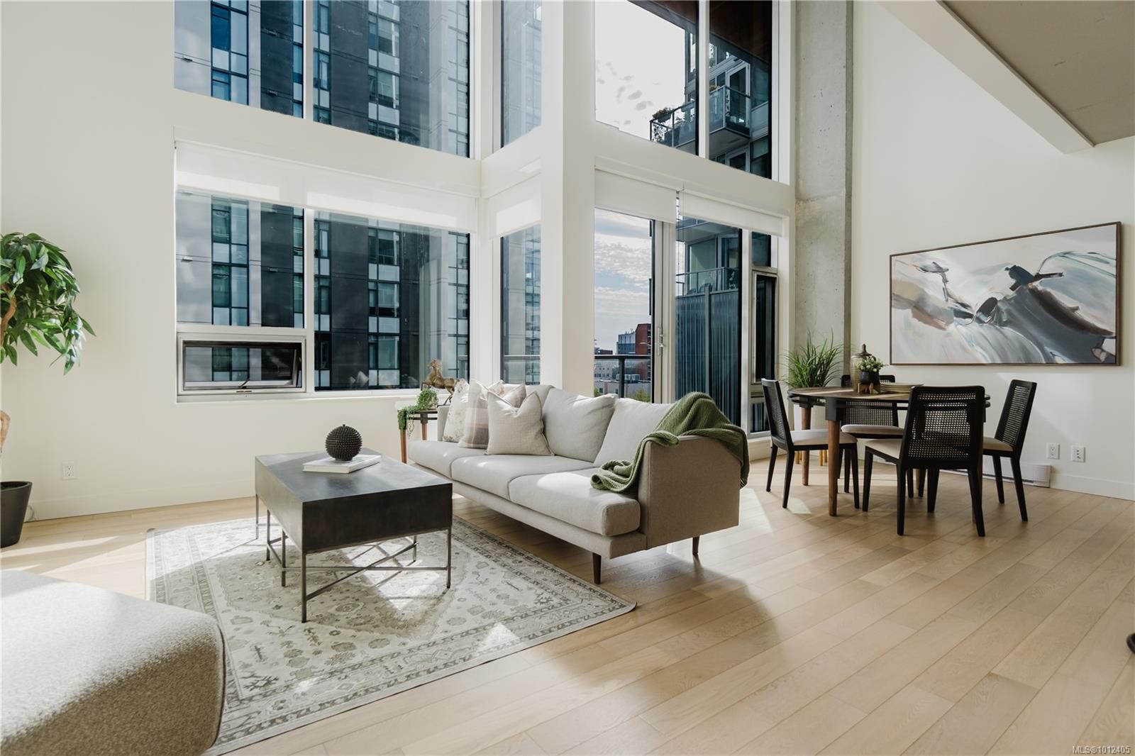 515-989 Johnson St, Victoria, BC - Indoor Photo Showing Living Room