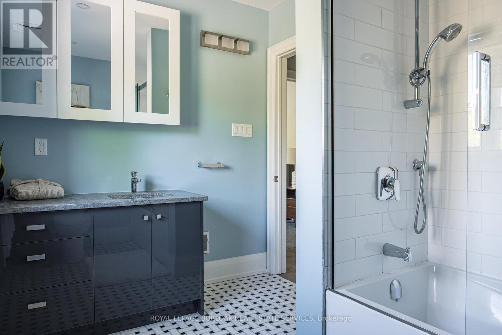 3 Oakwood Place, Hamilton, ON - Indoor Photo Showing Bathroom
