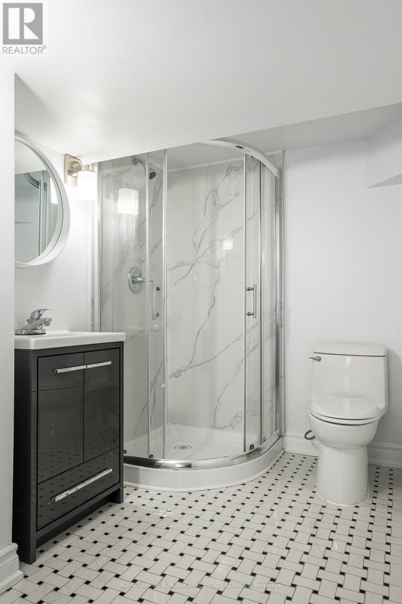 3 Oakwood Place, Hamilton, ON - Indoor Photo Showing Bathroom