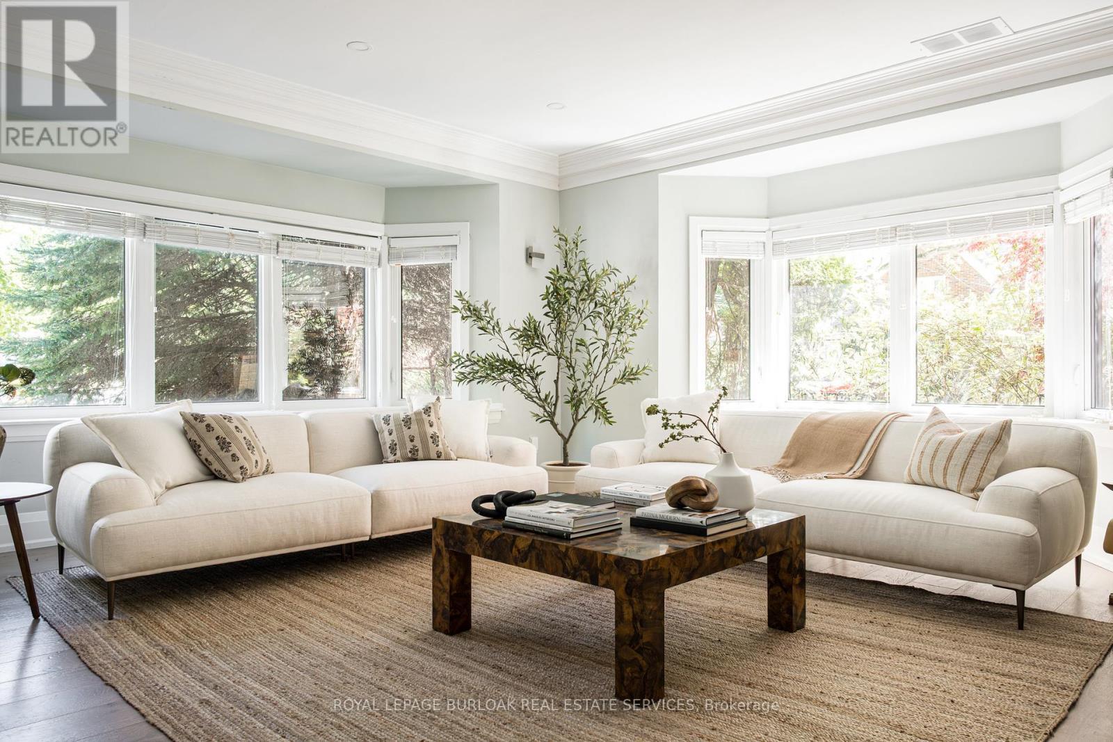 3 Oakwood Place, Hamilton, ON - Indoor Photo Showing Living Room