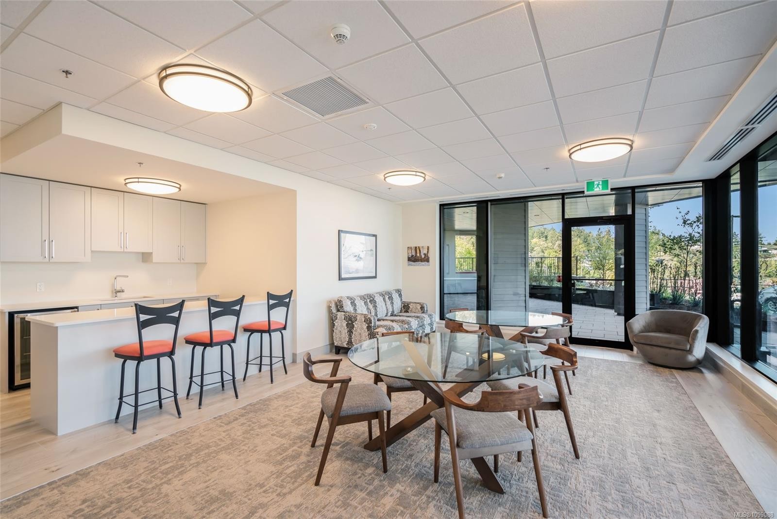 207-3529 Dolphin Dr, Nanoose Bay, BC - Indoor Photo Showing Dining Room