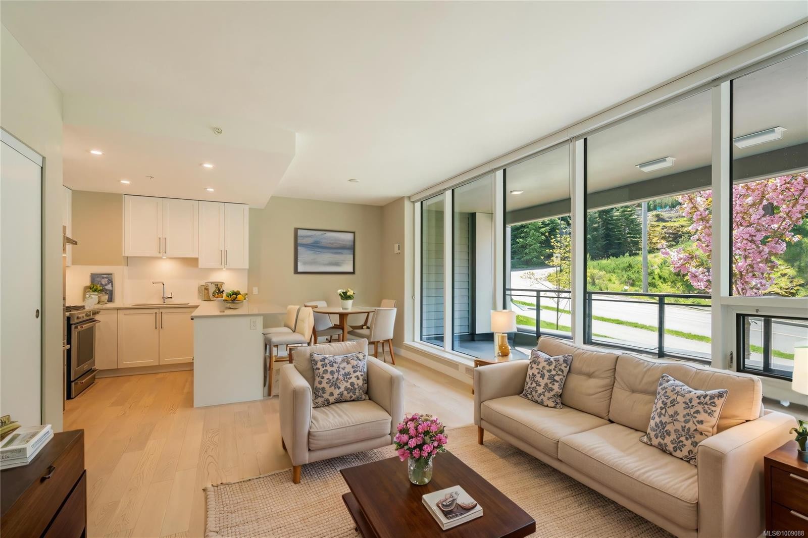 207-3529 Dolphin Dr, Nanoose Bay, BC - Indoor Photo Showing Living Room