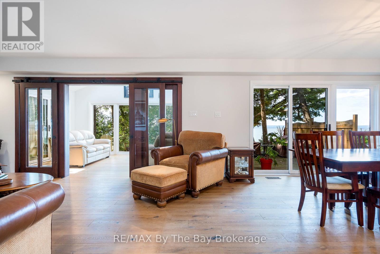 38 Willow Drive, Tiny, ON - Indoor Photo Showing Living Room