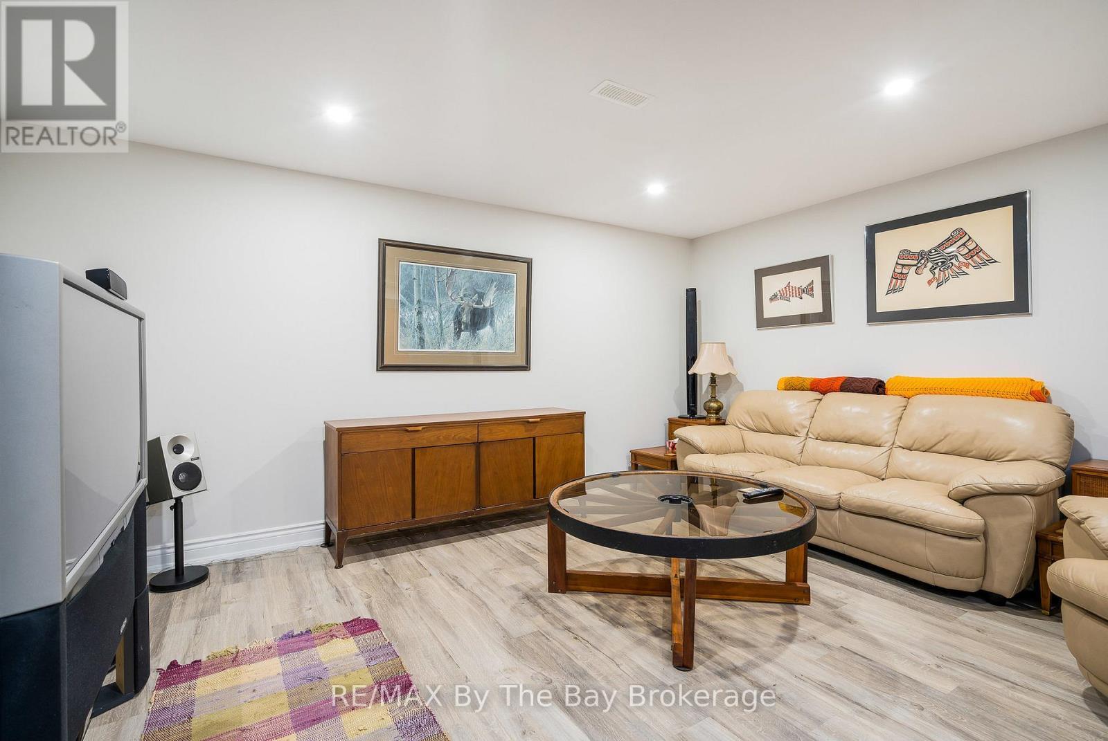 38 Willow Drive, Tiny, ON - Indoor Photo Showing Living Room