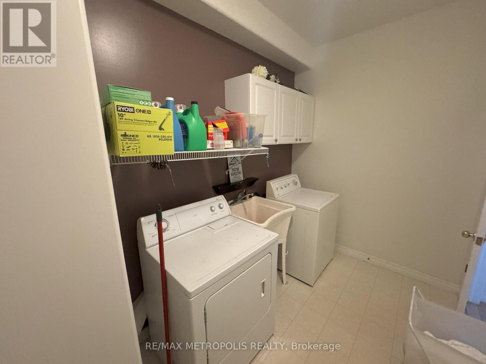 Room 1 - 770 Brandenburg Boulevard, Waterloo, ON - Indoor Photo Showing Laundry Room