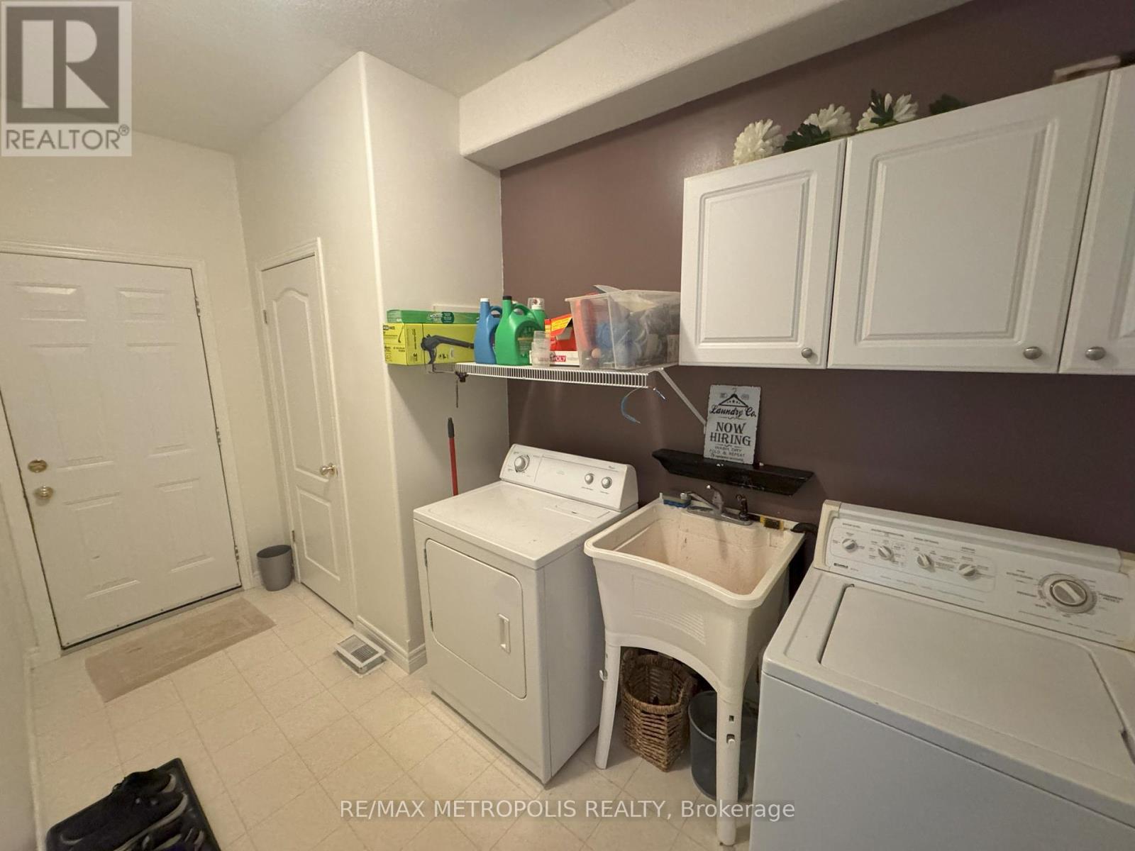 Room 1 - 770 Brandenburg Boulevard, Waterloo, ON - Indoor Photo Showing Laundry Room