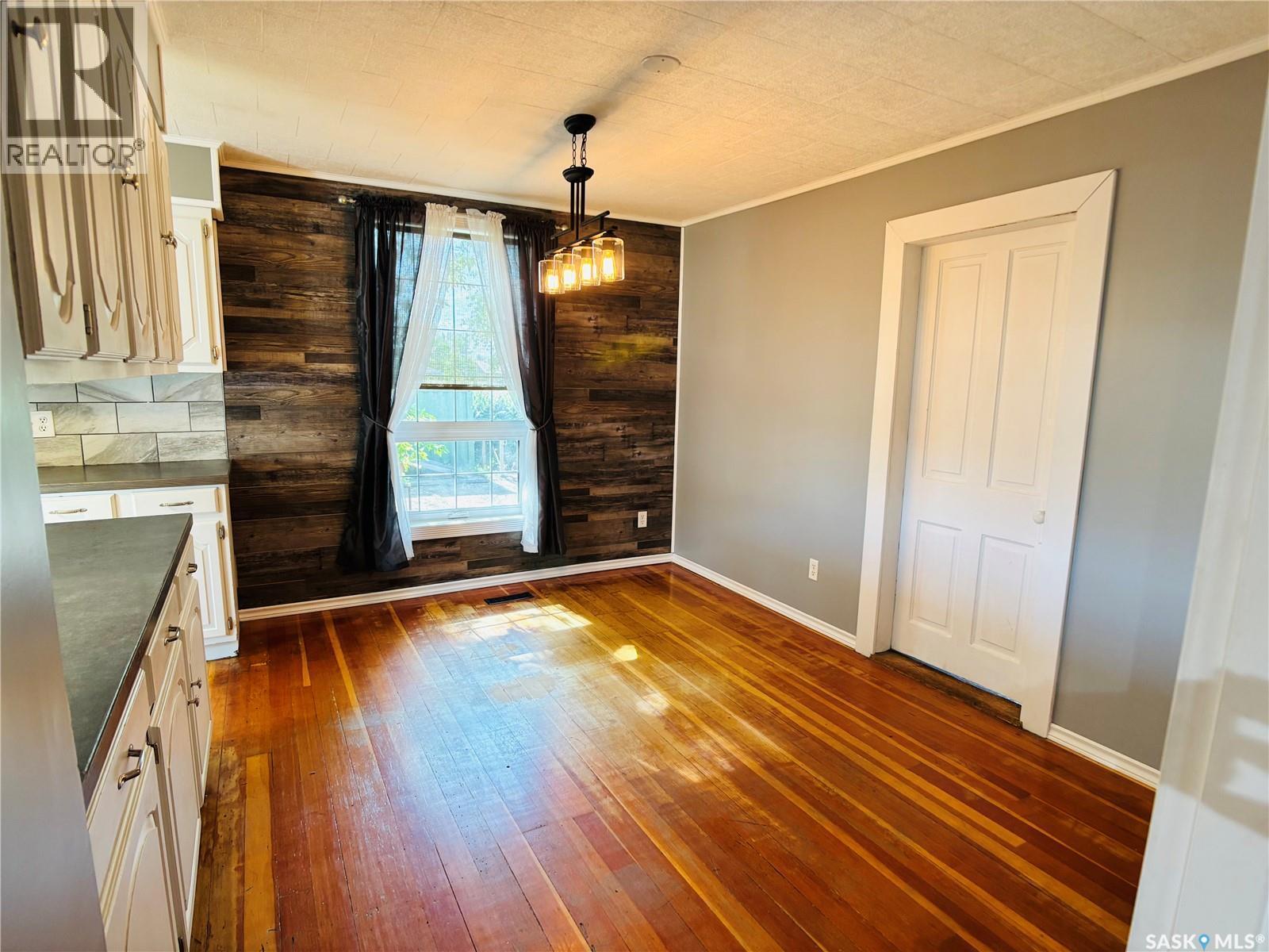 520 1St Street, North Portal, SK - Indoor Photo Showing Other Room