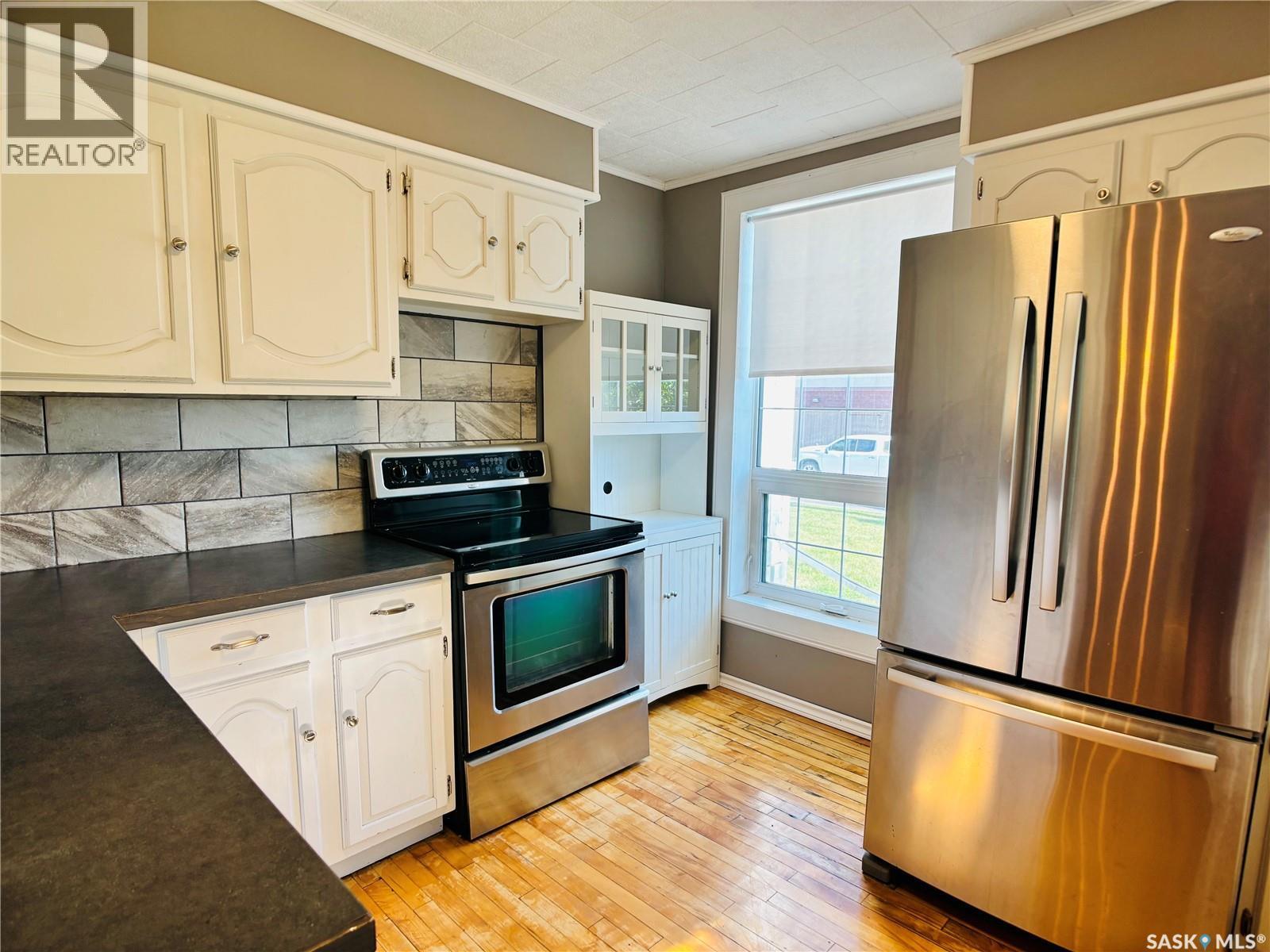520 1St Street, North Portal, SK - Indoor Photo Showing Kitchen