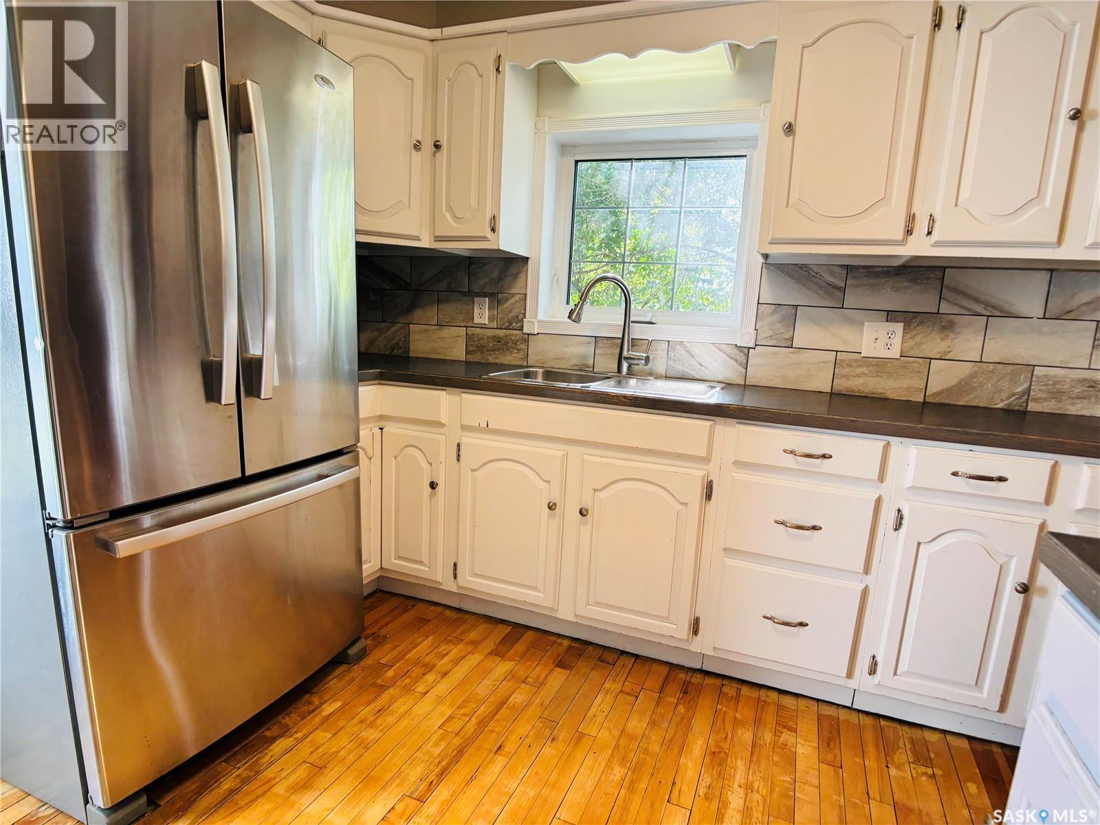 520 1St Street, North Portal, SK - Indoor Photo Showing Kitchen With Double Sink