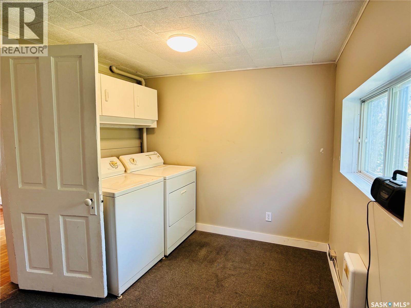 520 1St Street, North Portal, SK - Indoor Photo Showing Laundry Room