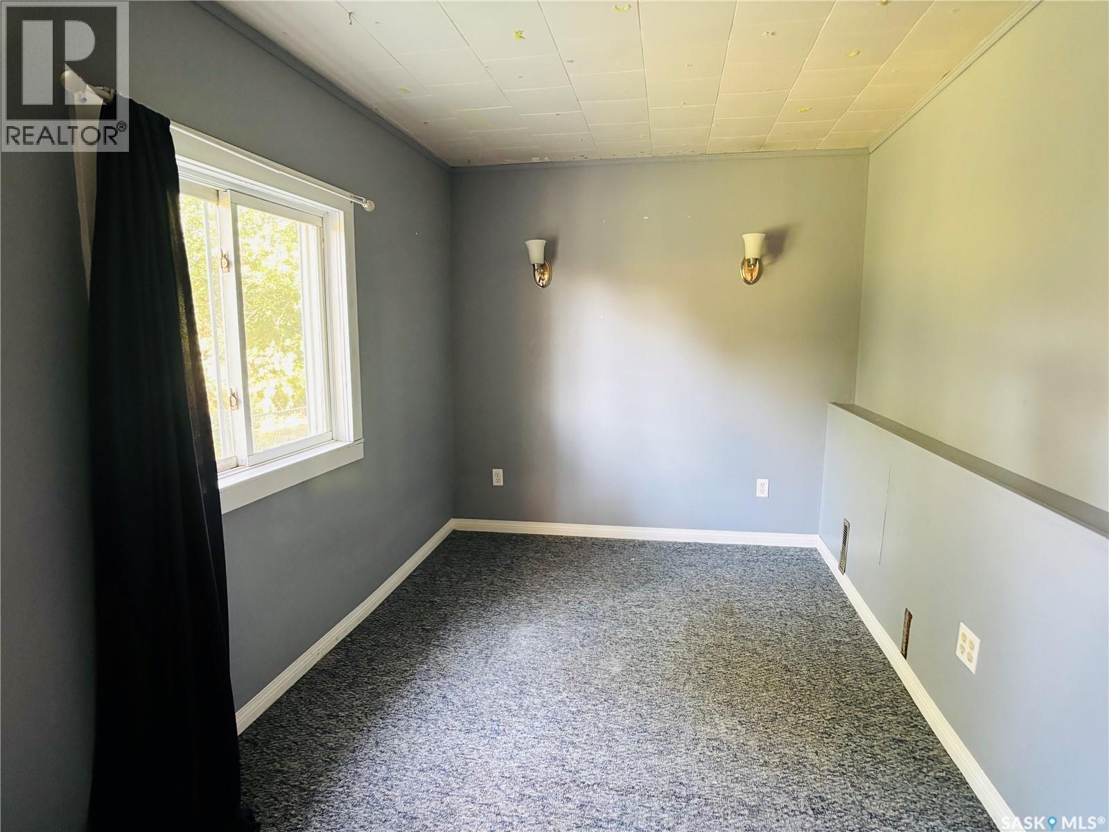 520 1St Street, North Portal, SK - Indoor Photo Showing Other Room