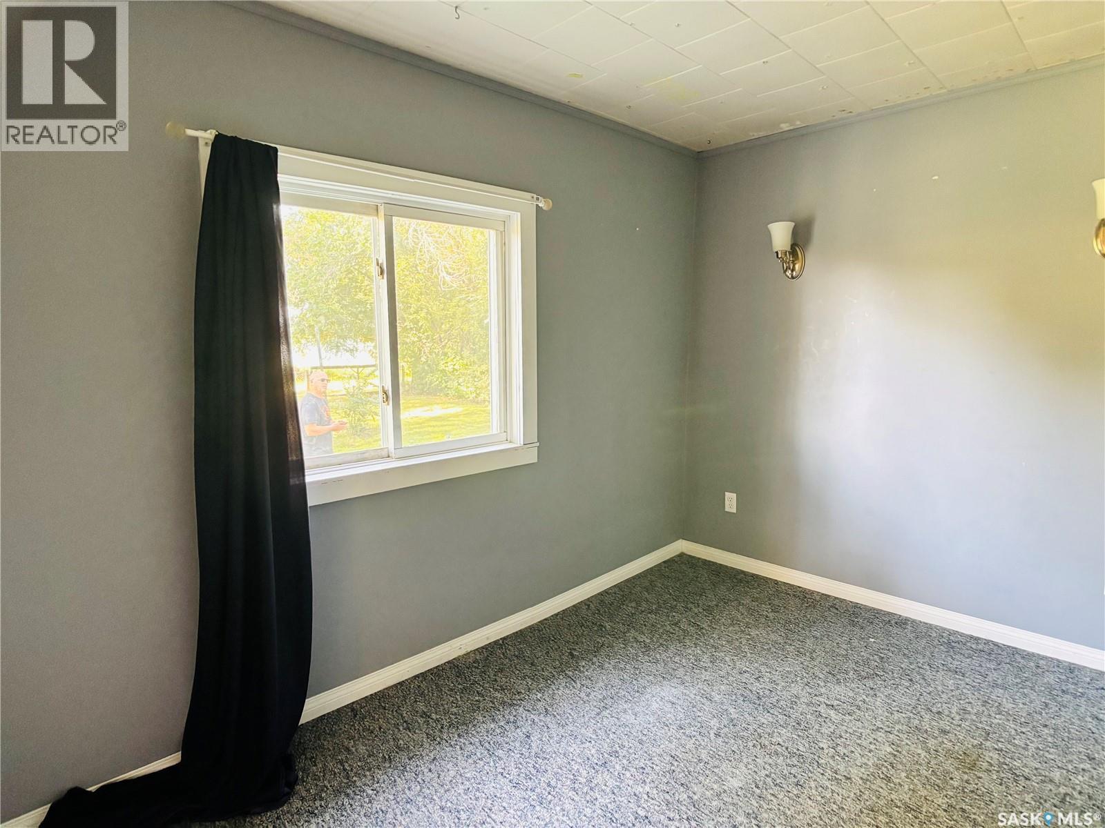 520 1St Street, North Portal, SK - Indoor Photo Showing Other Room