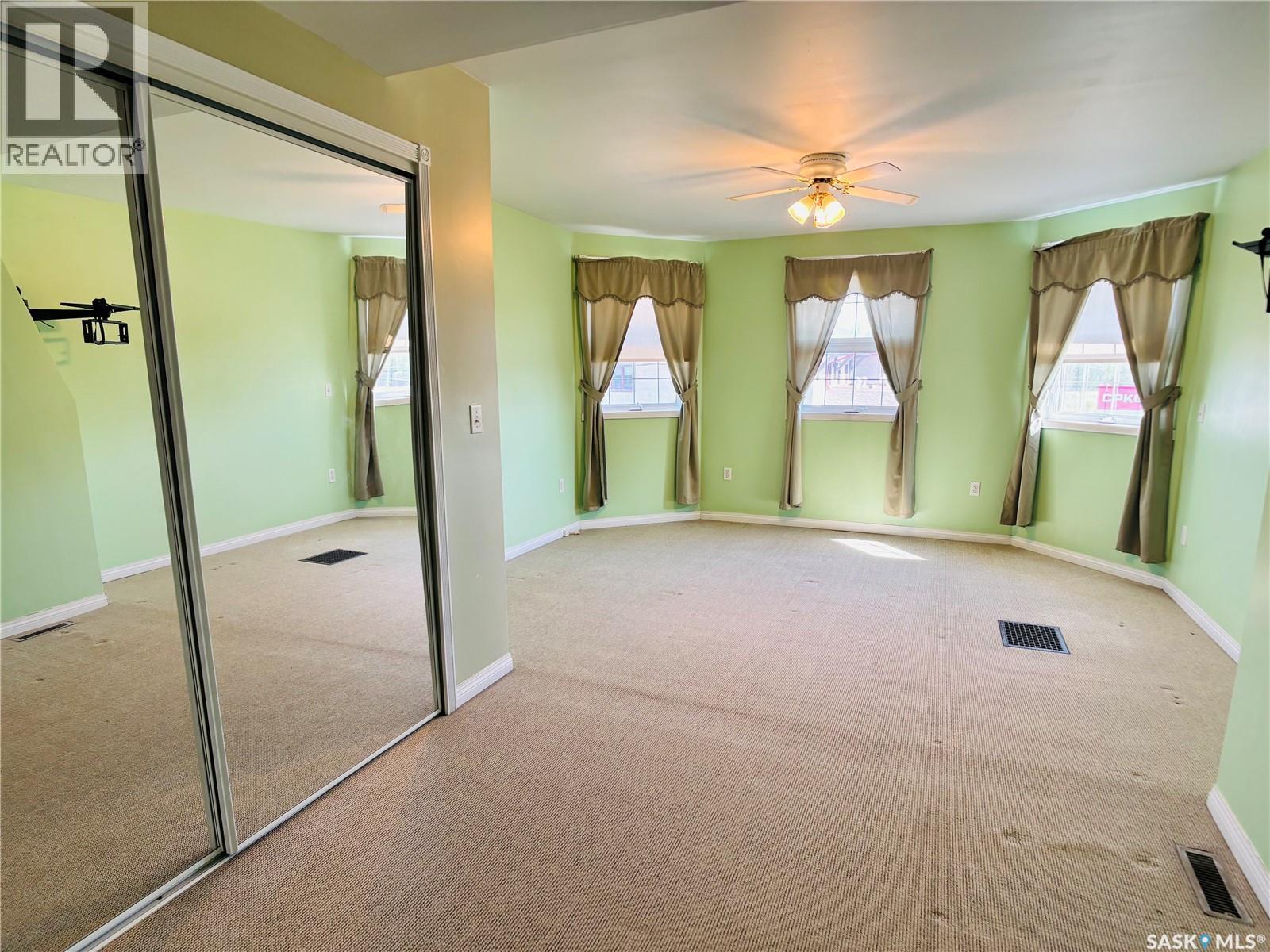 520 1St Street, North Portal, SK - Indoor Photo Showing Other Room