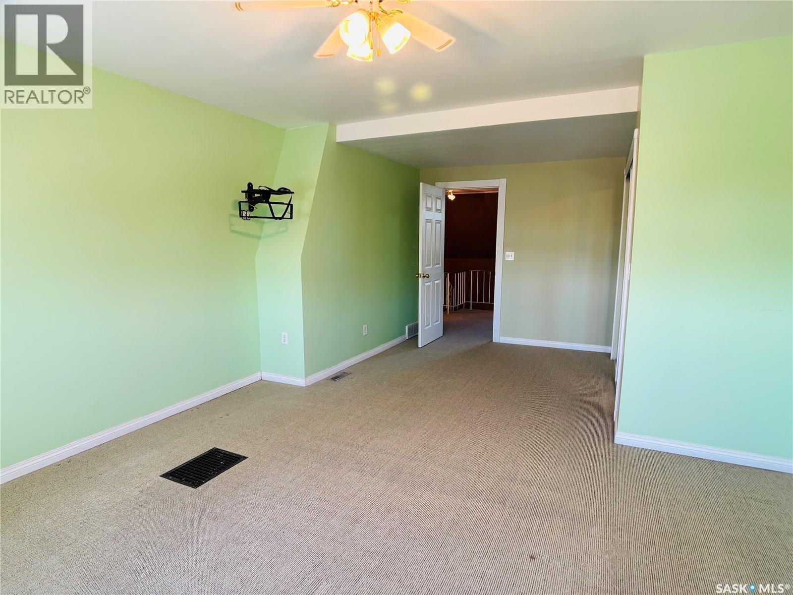 520 1St Street, North Portal, SK - Indoor Photo Showing Other Room