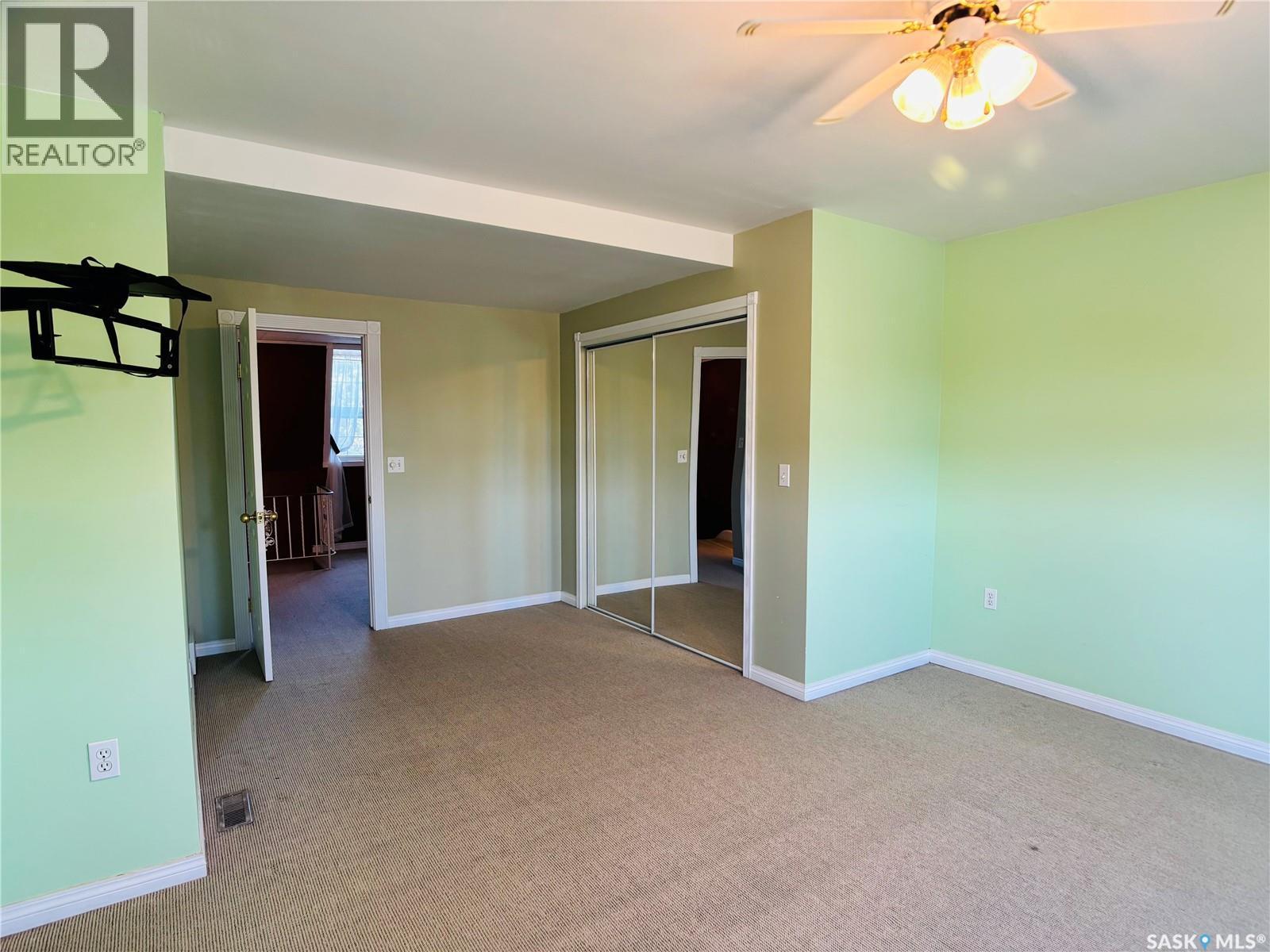 520 1St Street, North Portal, SK - Indoor Photo Showing Other Room