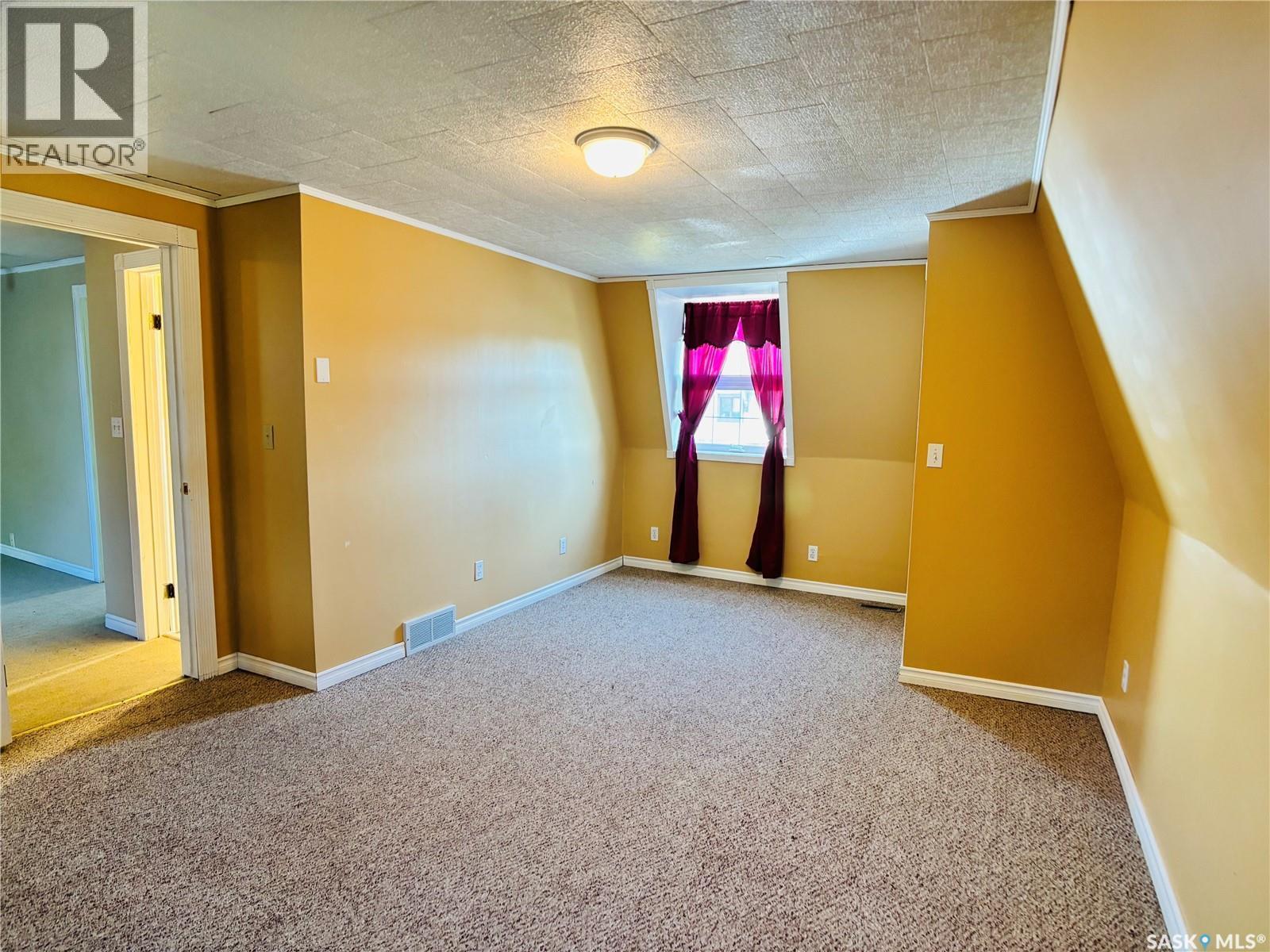 520 1St Street, North Portal, SK - Indoor Photo Showing Other Room