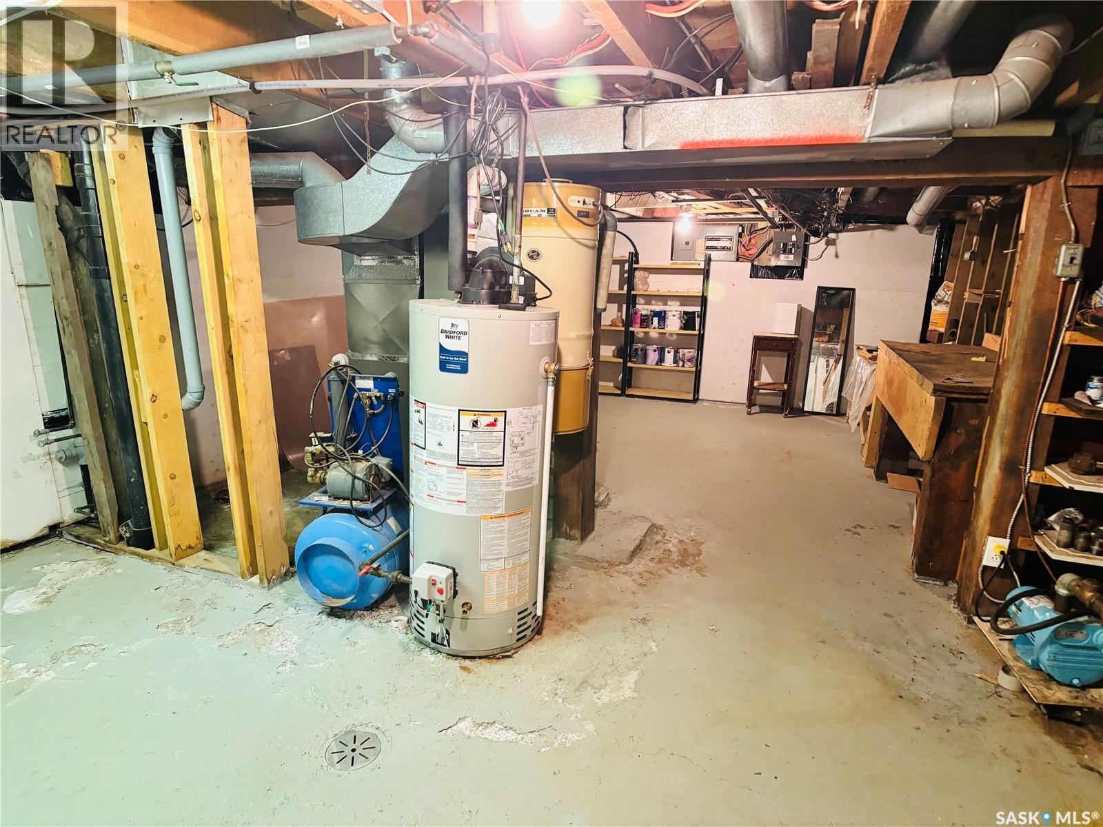520 1St Street, North Portal, SK - Indoor Photo Showing Basement