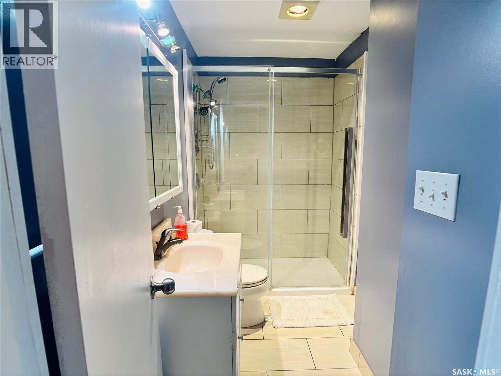 520 1St Street, North Portal, SK - Indoor Photo Showing Bathroom