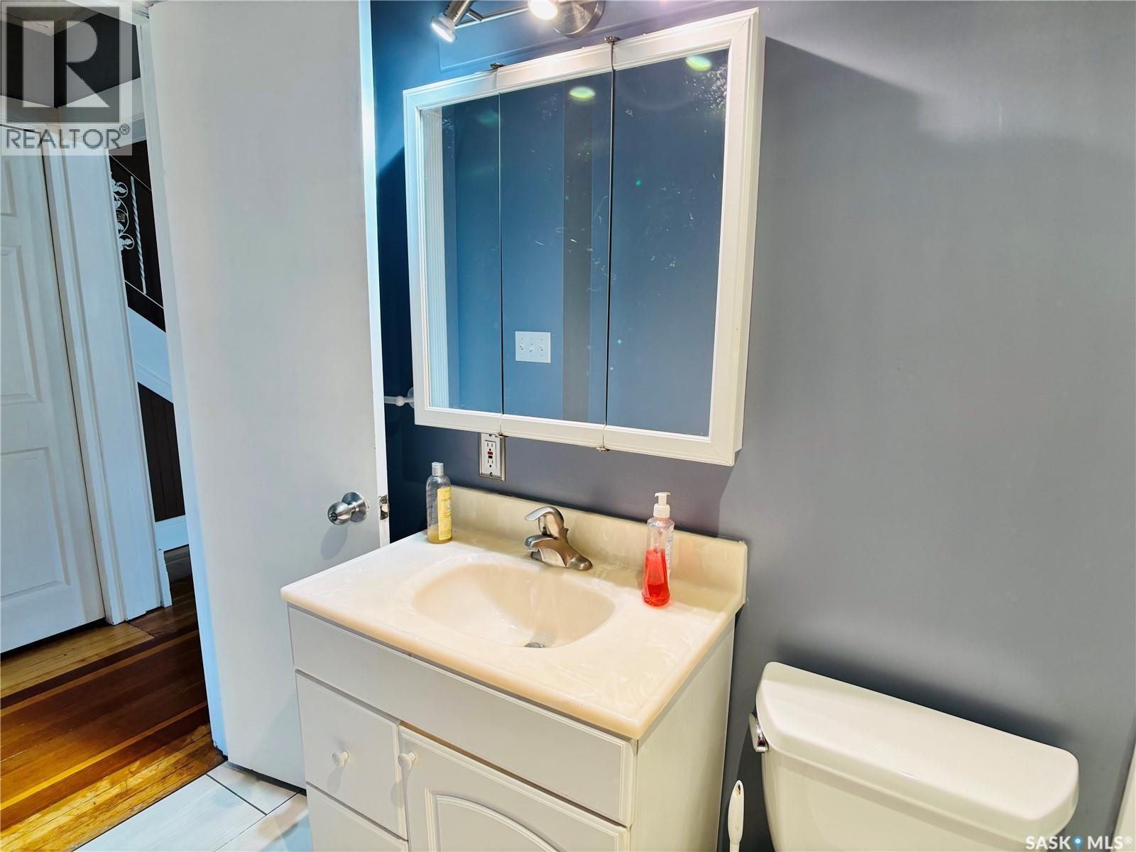 520 1St Street, North Portal, SK - Indoor Photo Showing Bathroom