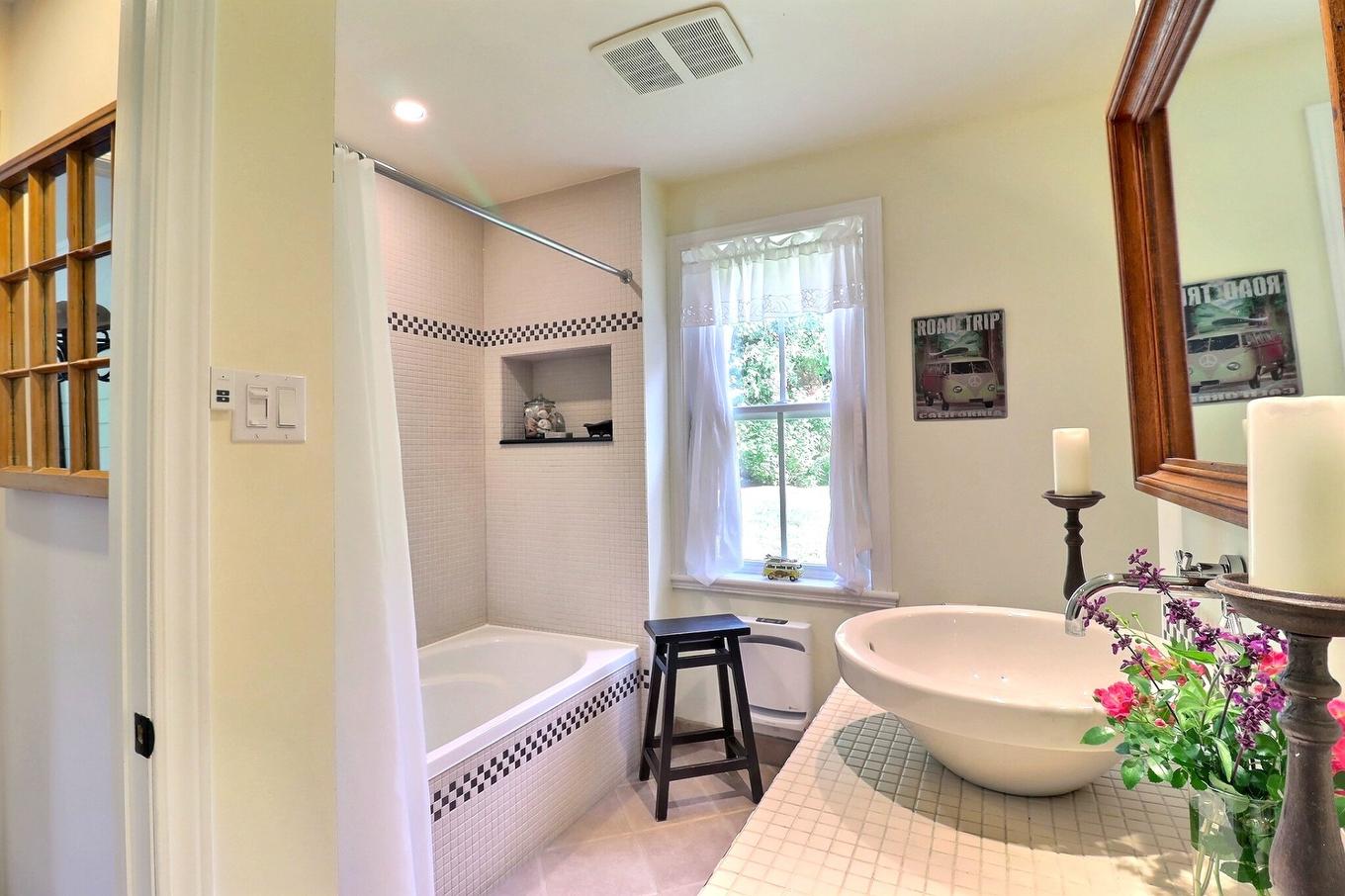 Bathroom - 987 Ch. De La Montagne, Mont-Saint-Hilaire, QC - Indoor Photo Showing Bathroom