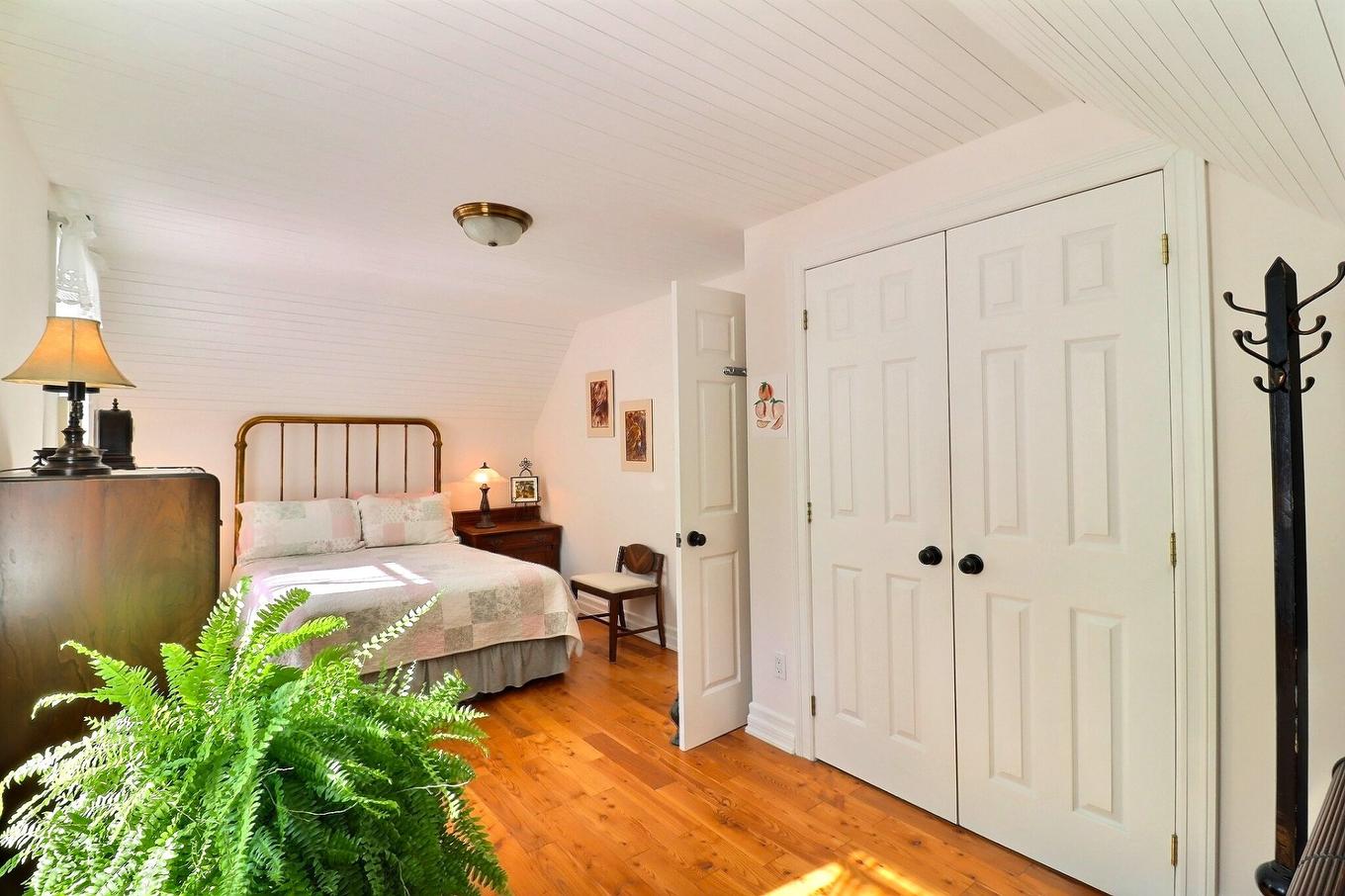 Primary bedroom - 987 Ch. De La Montagne, Mont-Saint-Hilaire, QC - Indoor Photo Showing Bedroom