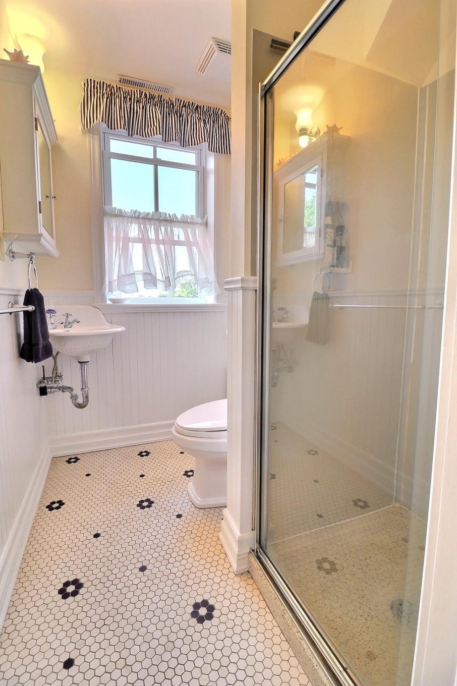 Bathroom - 987 Ch. De La Montagne, Mont-Saint-Hilaire, QC - Indoor Photo Showing Bathroom