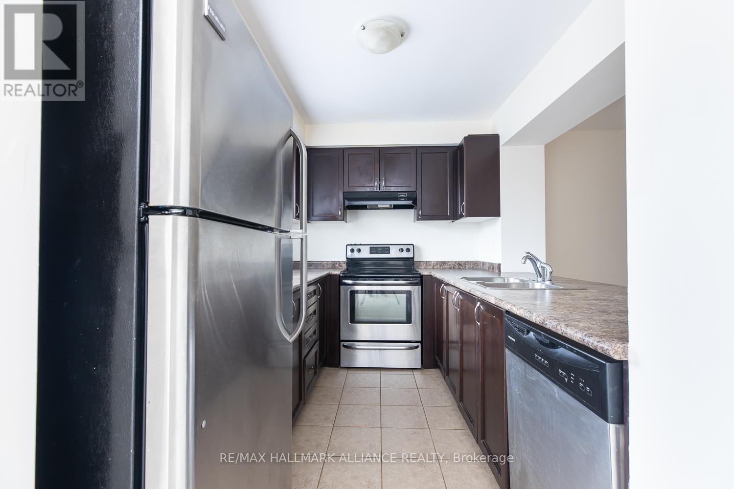 142 Baycliffe Crescent, Brampton, ON - Indoor Photo Showing Kitchen With Double Sink