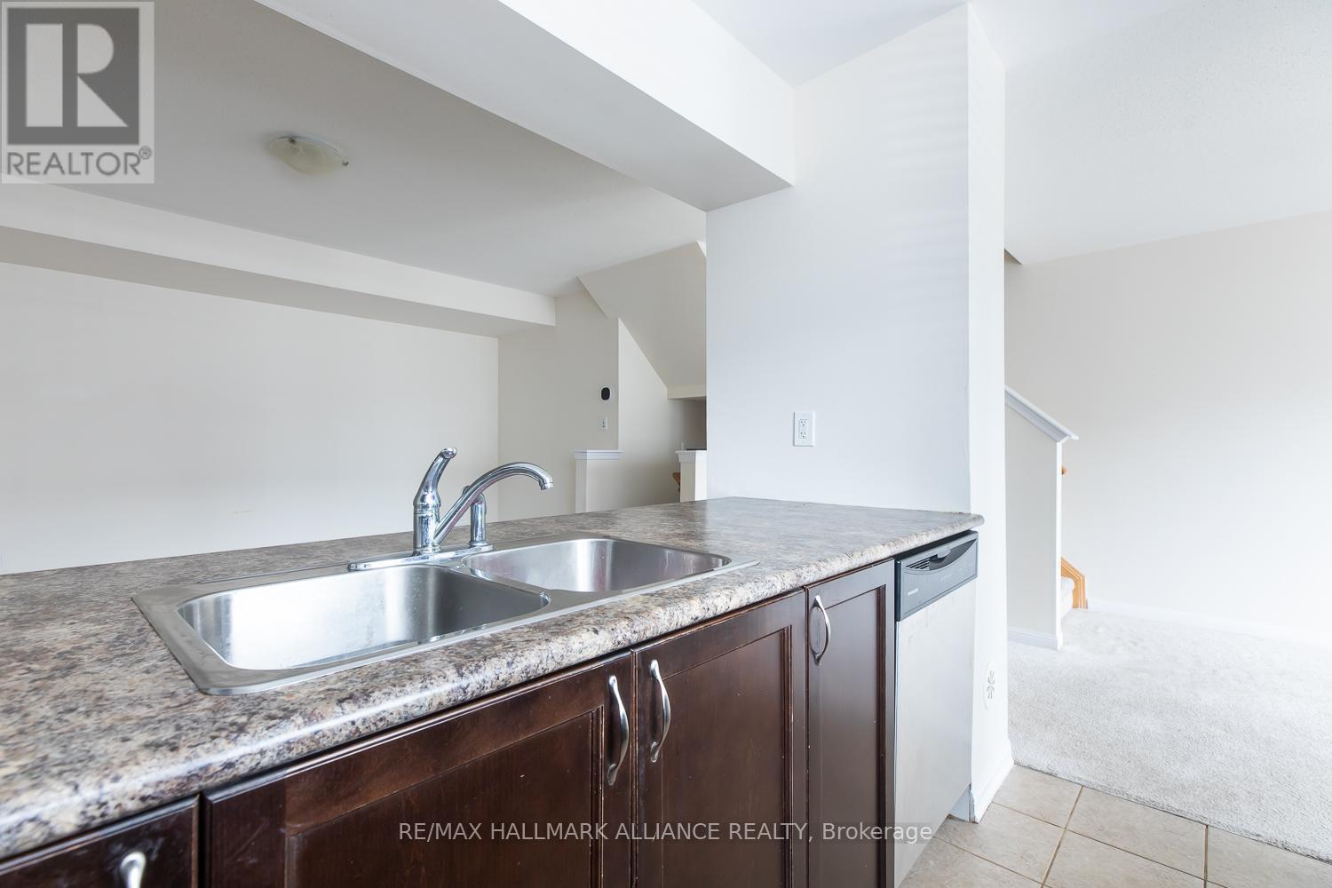 142 Baycliffe Crescent, Brampton, ON - Indoor Photo Showing Kitchen With Double Sink
