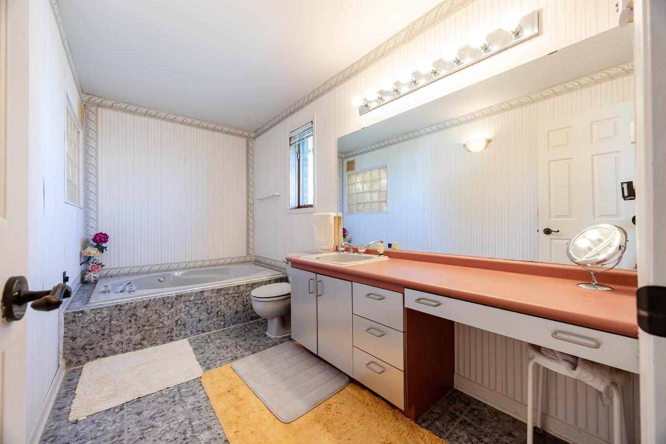 Ensuite bathroom - 104 Ch. Du Vieux-Moulin, Notre-Dame-De-L'Île-Perrot, QC - Indoor Photo Showing Bathroom