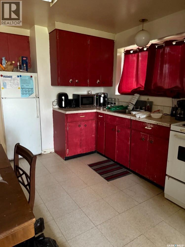 616 28Th Street E, Prince Albert, SK - Indoor Photo Showing Kitchen