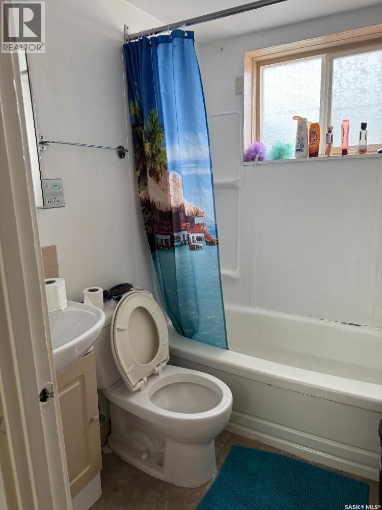616 28Th Street E, Prince Albert, SK - Indoor Photo Showing Bathroom