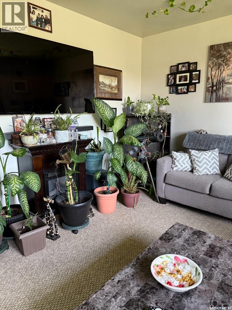 616 28Th Street E, Prince Albert, SK - Indoor Photo Showing Living Room