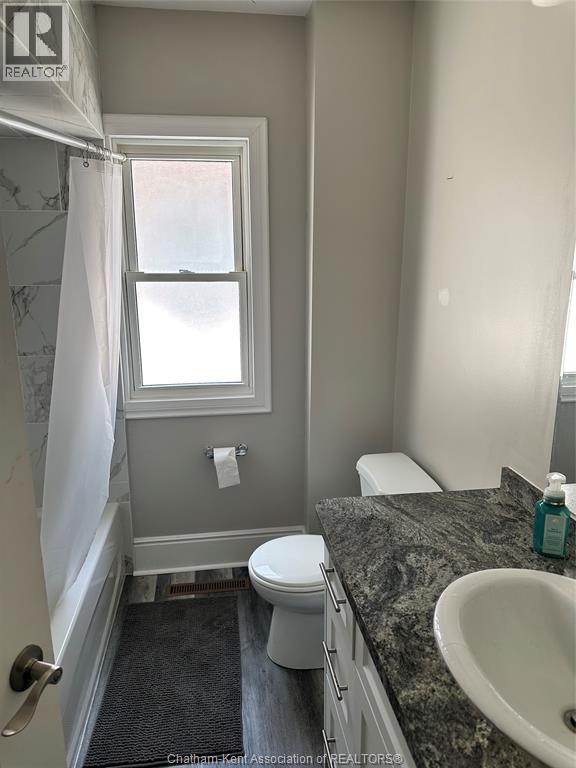 1353 Mckay Avenue, Windsor, ON - Indoor Photo Showing Bathroom