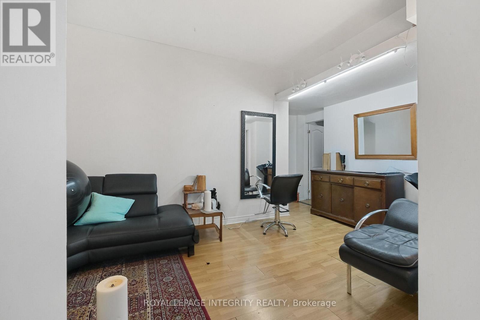 202 Rochester Street, Ottawa, ON - Indoor