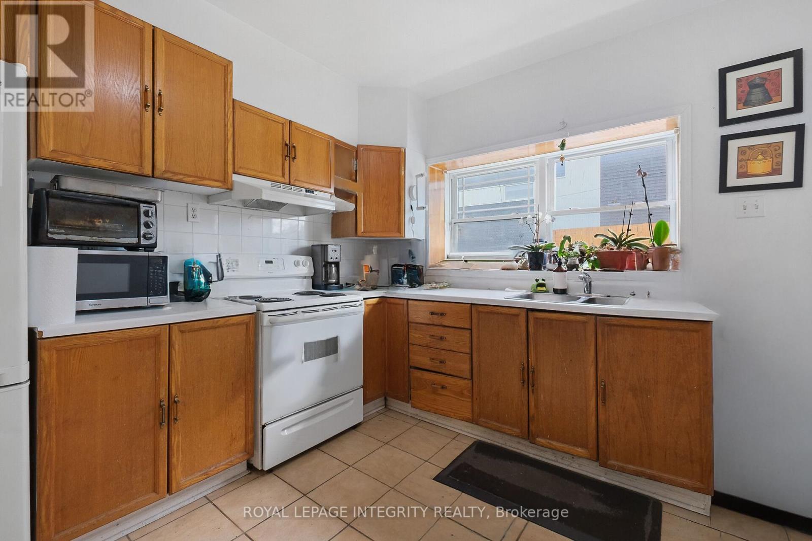 202 Rochester Street, Ottawa, ON - Indoor Photo Showing Kitchen With Double Sink