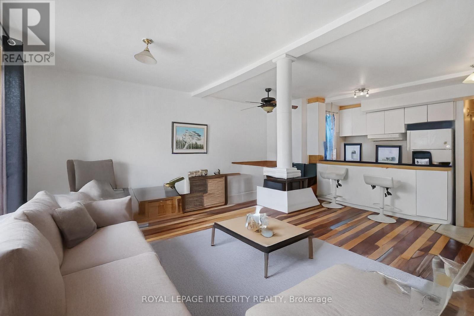 202 Rochester Street, Ottawa, ON - Indoor Photo Showing Living Room