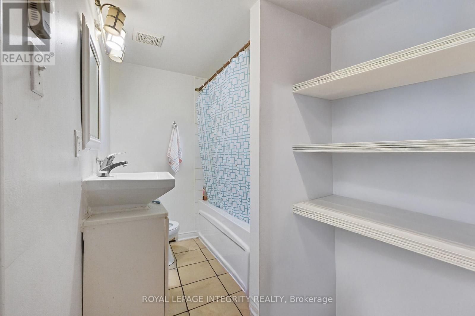 202 Rochester Street, Ottawa, ON - Indoor