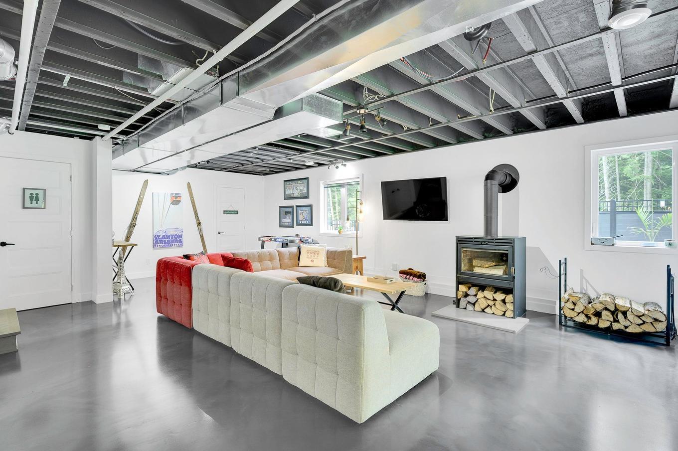 Salle familiale - 250 Rue D'Orion, Saint-Hippolyte, QC - Indoor With Fireplace