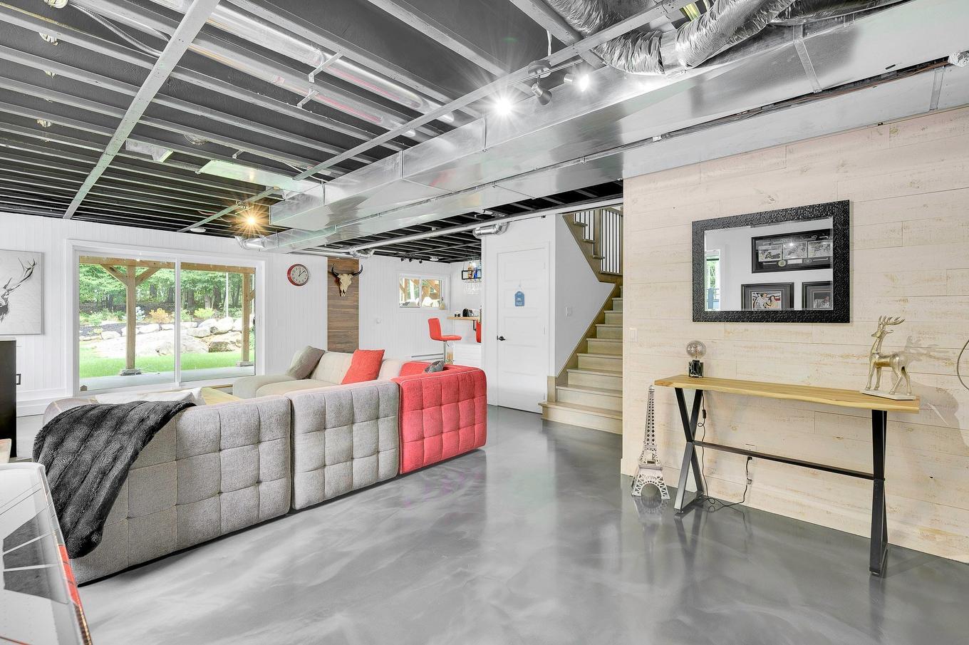 Salle familiale - 250 Rue D'Orion, Saint-Hippolyte, QC - Indoor Photo Showing Basement