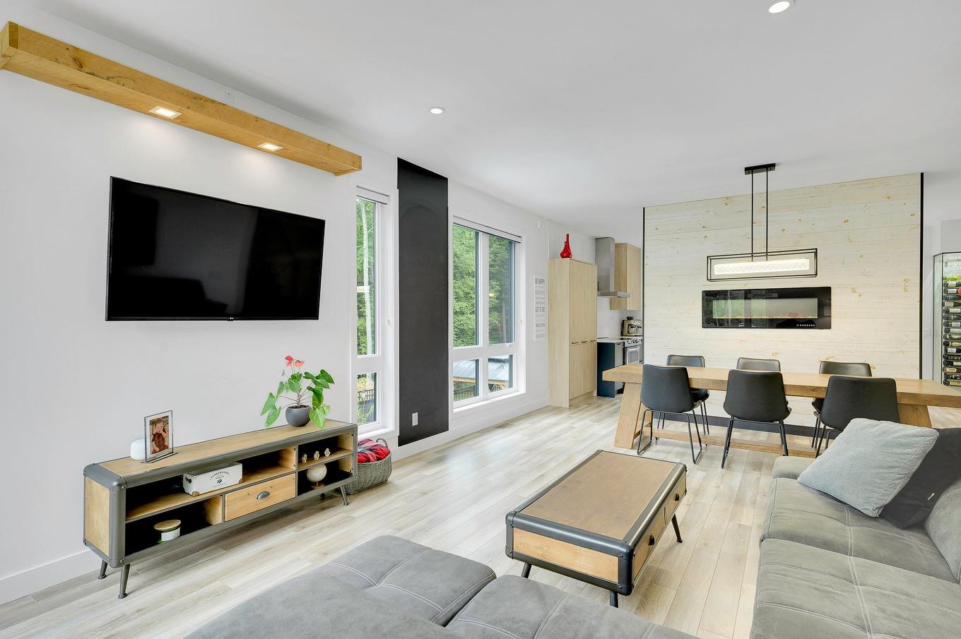 Vue d'ensemble - 250 Rue D'Orion, Saint-Hippolyte, QC - Indoor Photo Showing Living Room