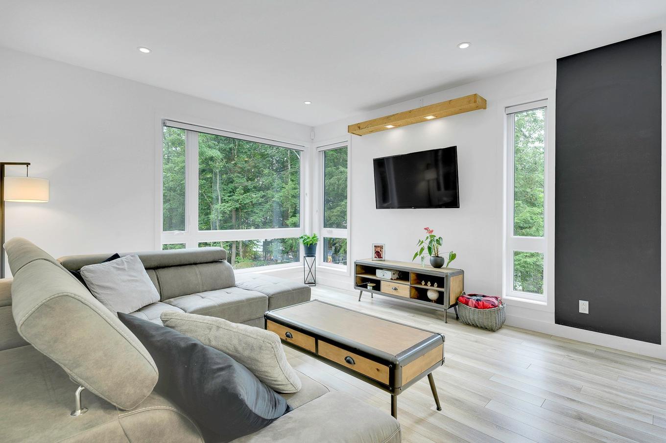 Salon - 250 Rue D'Orion, Saint-Hippolyte, QC - Indoor Photo Showing Living Room